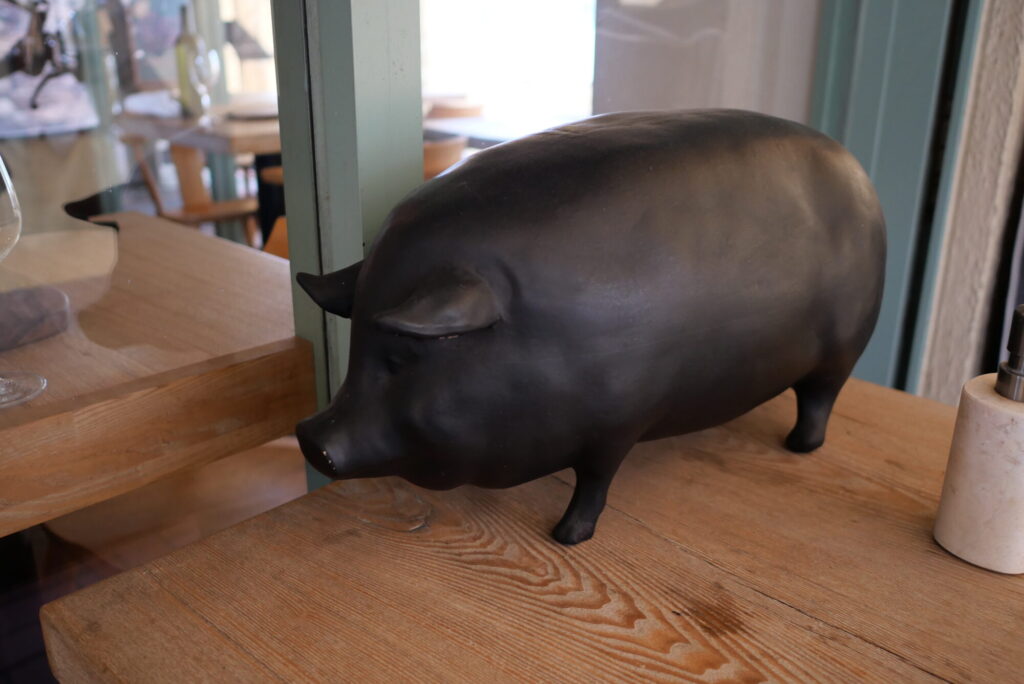 店内に置かれた豚のオブジェ