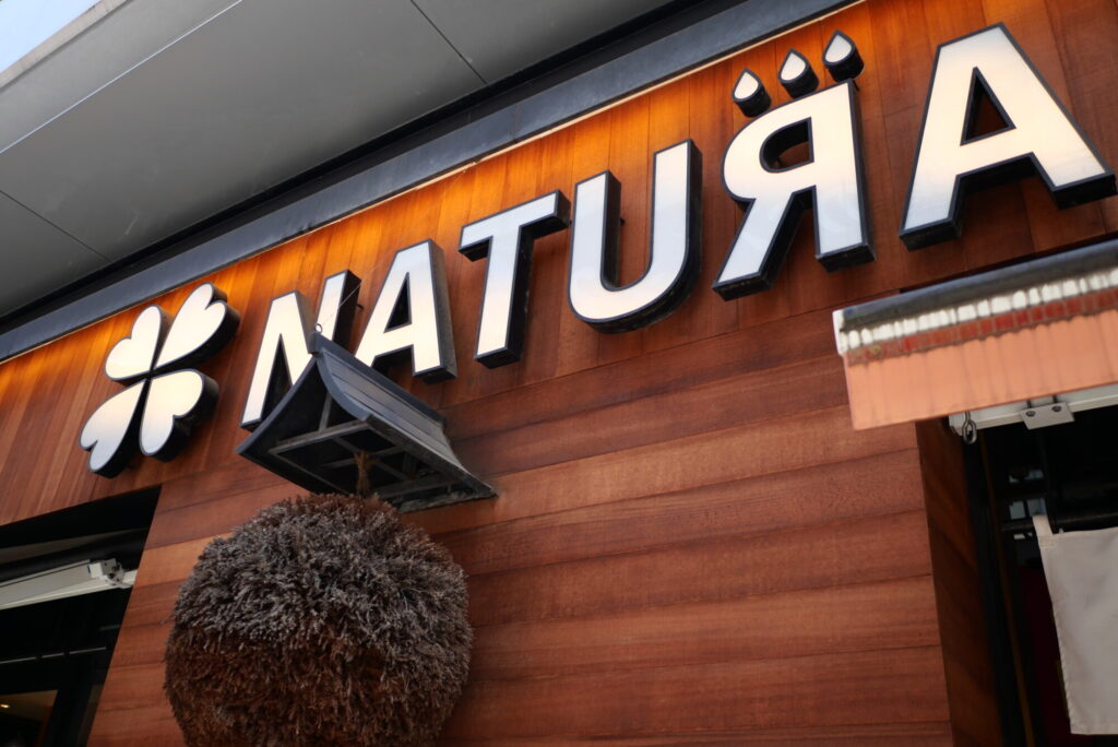 和食と立喰い寿司NATURAの看板