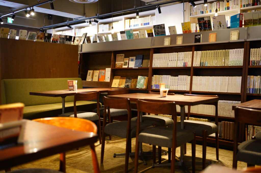 書籍に囲まれたカフェエリア