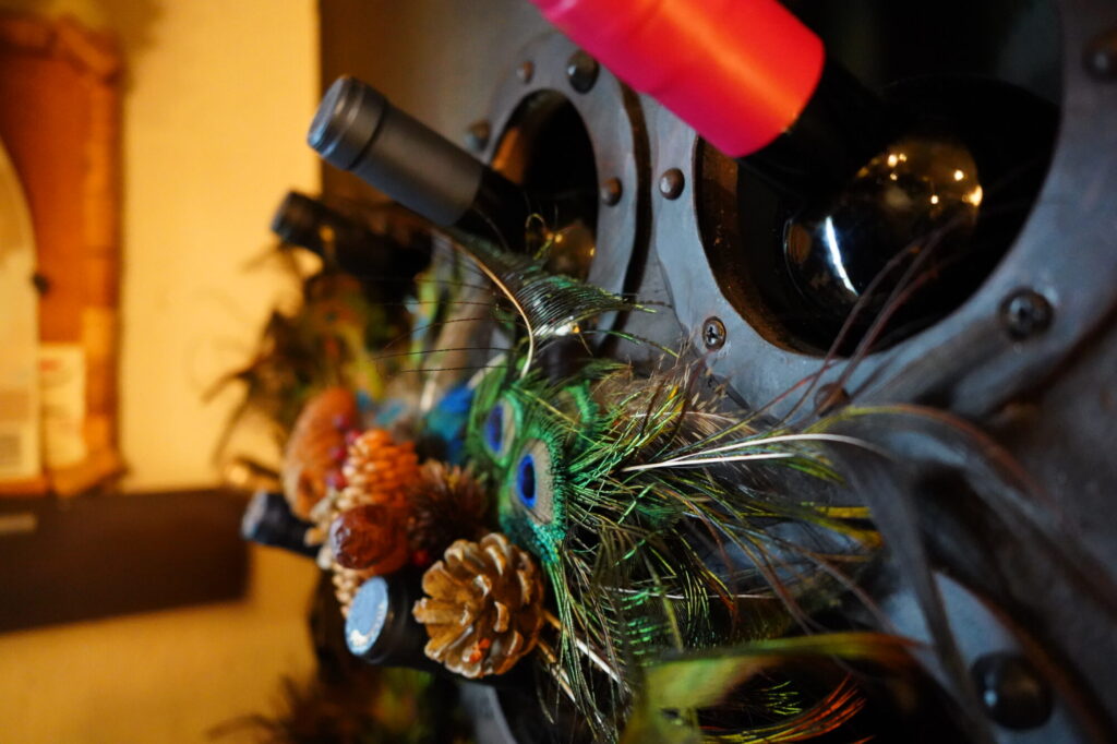 クジャクの羽が飾られたワインボトルケース