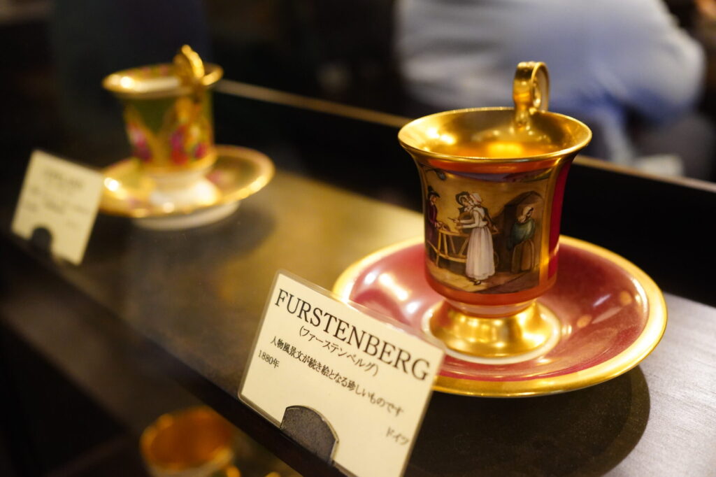 店内に展示されているカップ&ソーサーのファーステンベルグ