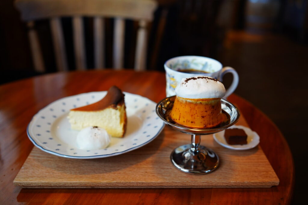 プリンとバスクチーズケーキとトラジャコーヒー