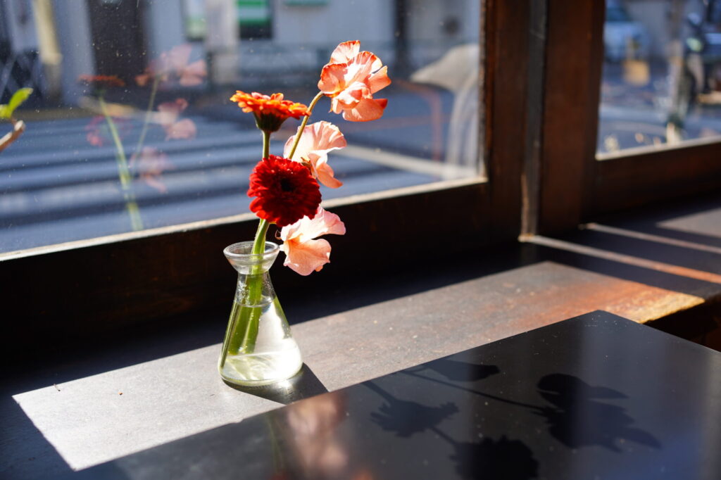 日差しを浴びる窓際の花瓶