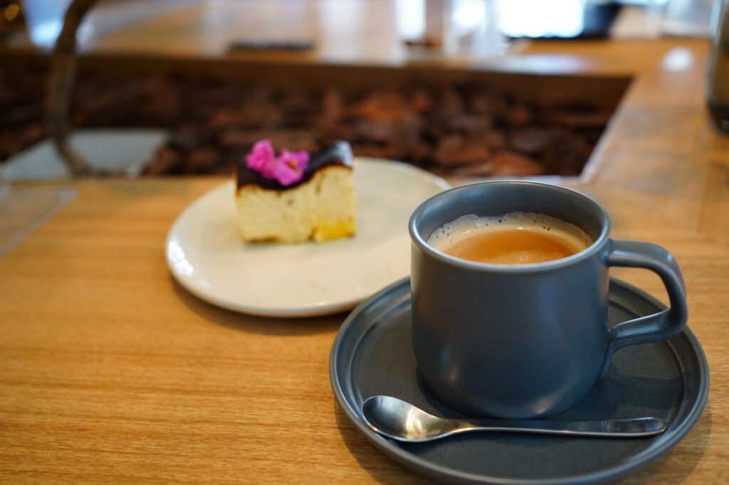 カフェオレとバスクチーズケーキ