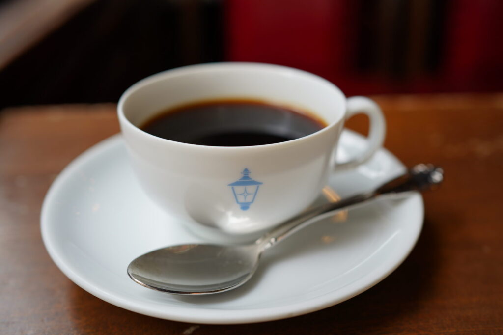 ブレンドコーヒーのカップに描かれたお店のマーク