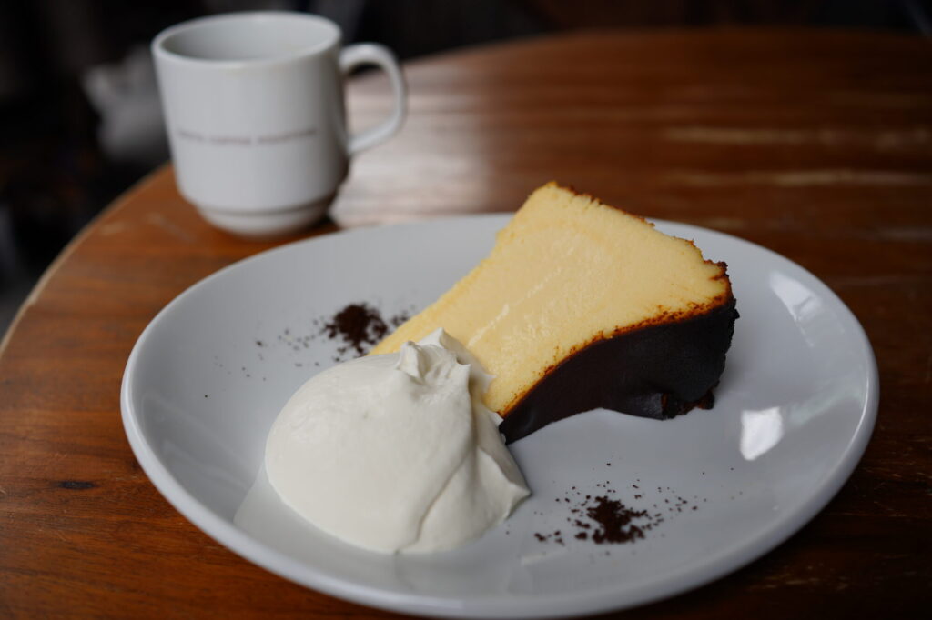タップリの生クリームが添えられたバスクチーズケーキ