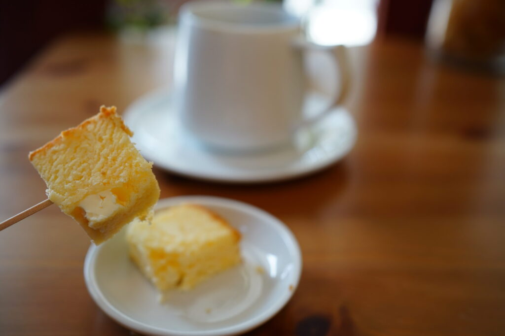 シフォンケーキは柔らかな甘みとチーズの香りで美味しい