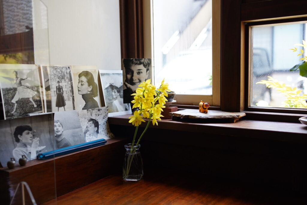 カウンターに飾られた花とオードリーヘップバーンの写真