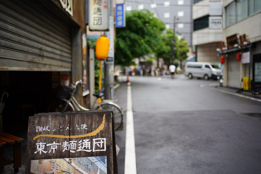 東京麺通団の看板から臨むタカマルの行列