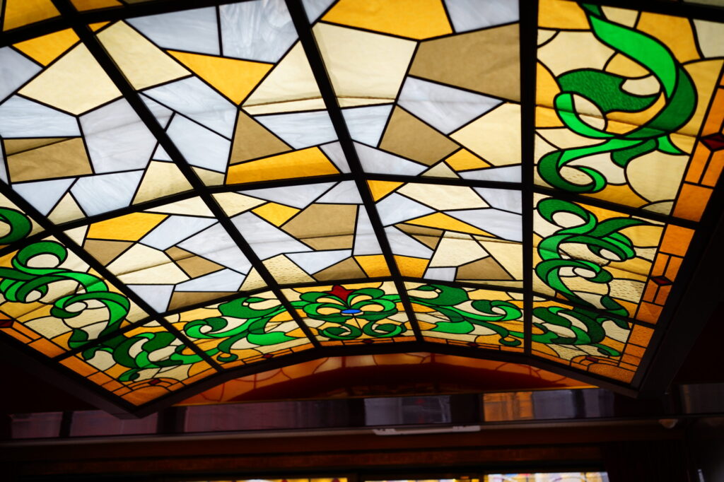 天井には珈琲西武の代名詞のステンドグラスが