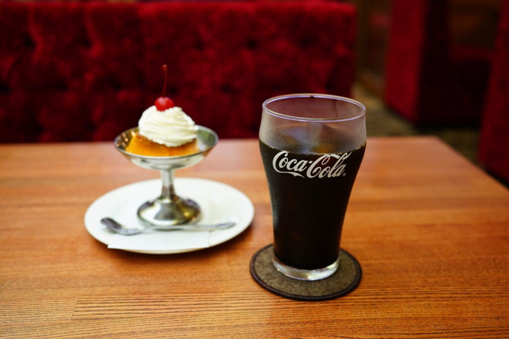 コカ・コーラのロゴが入ったアイスコーヒーのグラス