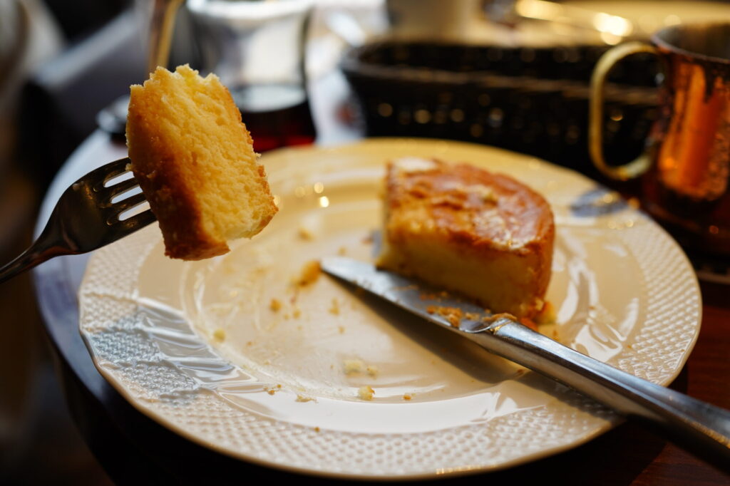 スフレパンケーキに沁み込んだメイプルシロップが美味しい