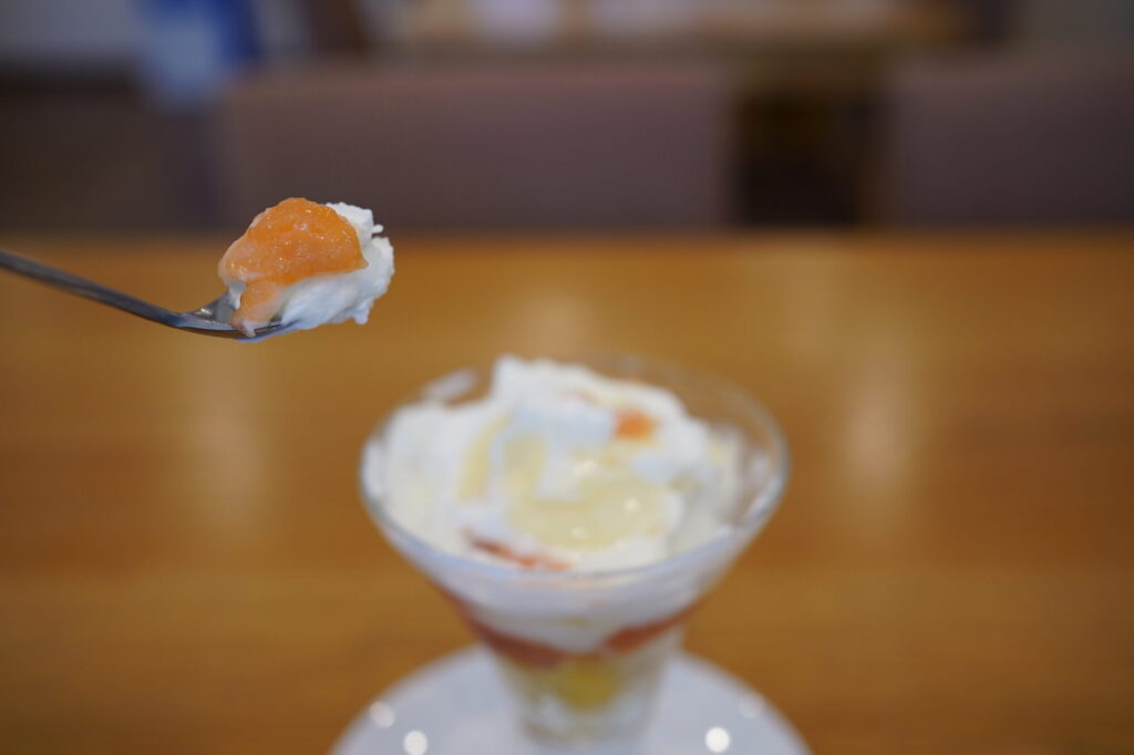 桃のソースで生クリームが爽やかな美味しさに