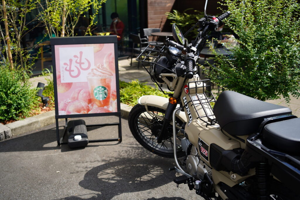 桃の看板とバイク