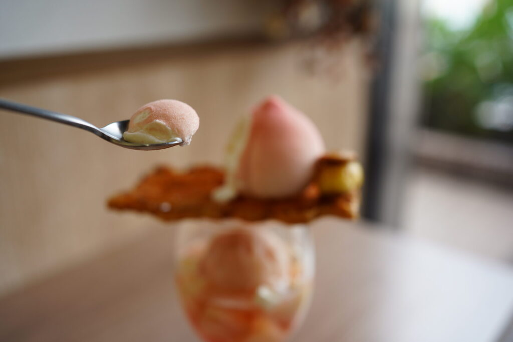 桃のイミテーションは生クリームのようなムース