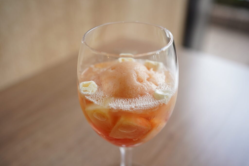 グラスの中は桃のソルベと桃のコンポート