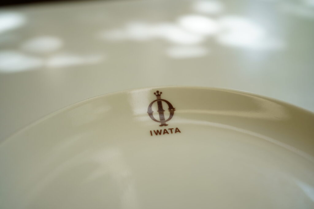 お皿に描かれたイワタコーヒーのロゴ