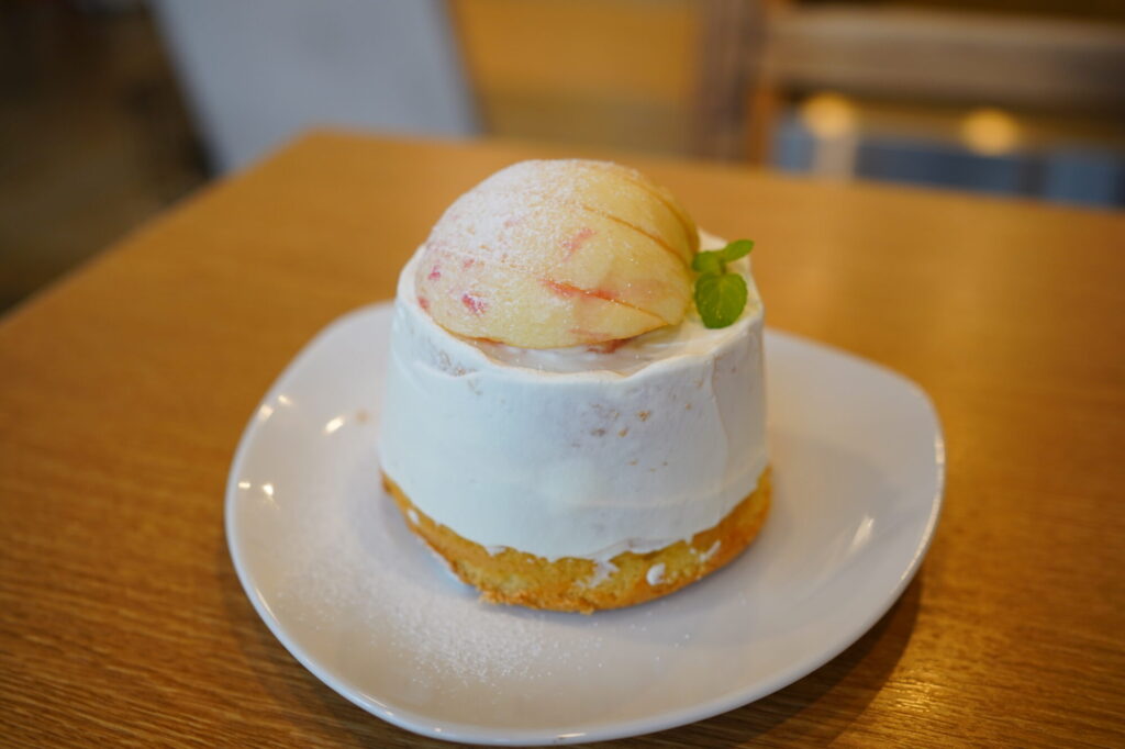 桃のシフォンケーキのクローズアップ