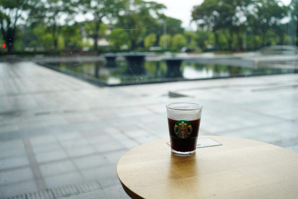 アイスコーヒーを頂きながら雨の和田倉噴水公園を眺める
