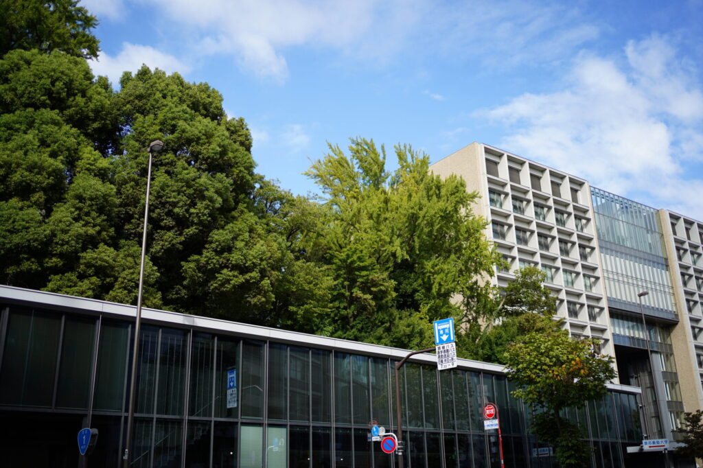 三田の慶応大学の外観