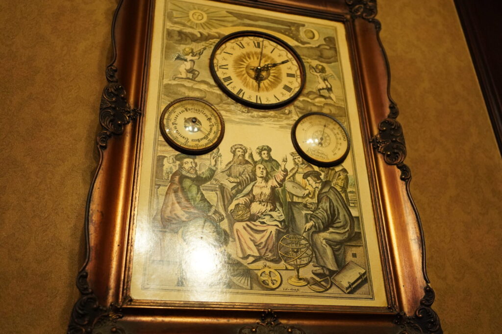 壁に飾られたアンティークな時計