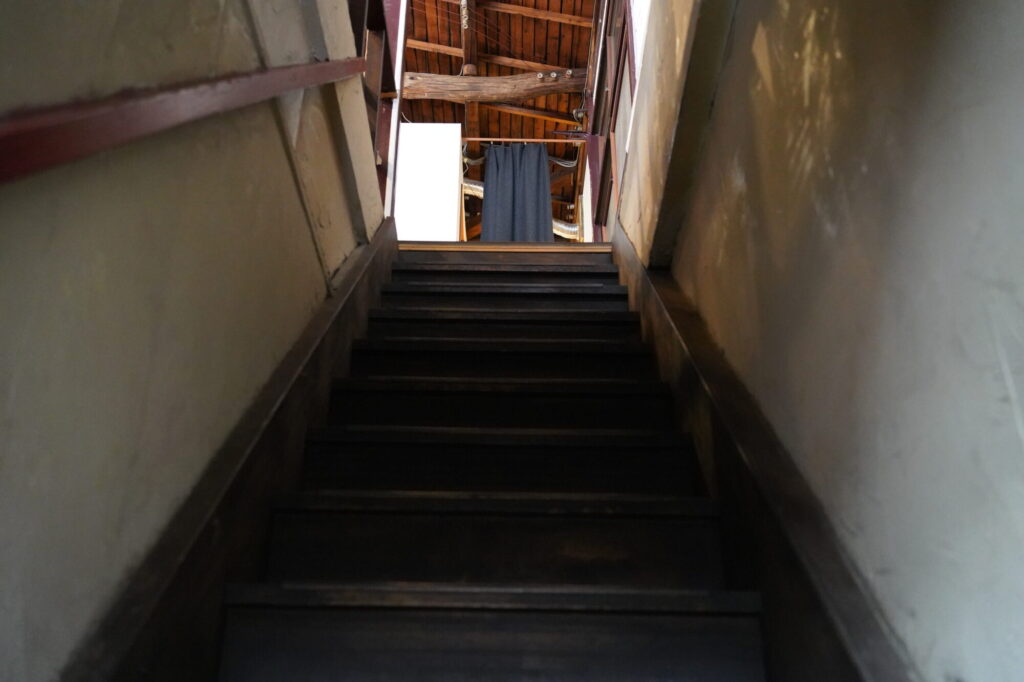 急な階段を上って二階に