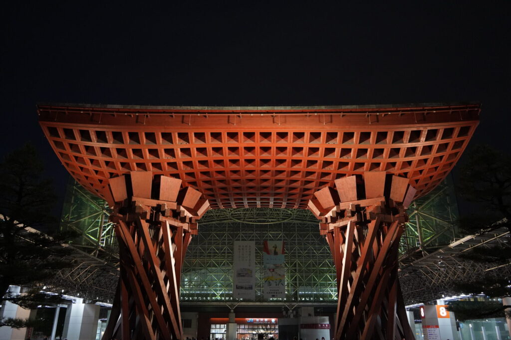夜の金沢駅前のライトアップ