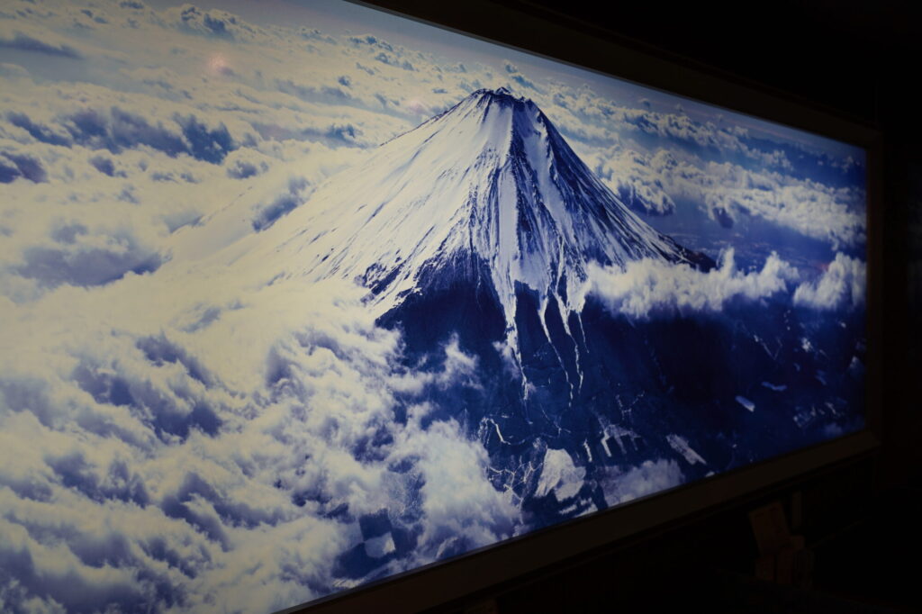 お店の中には大きな富士山の写真が