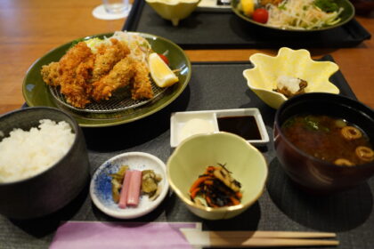 牡蠣フライ定食キマシタヨ